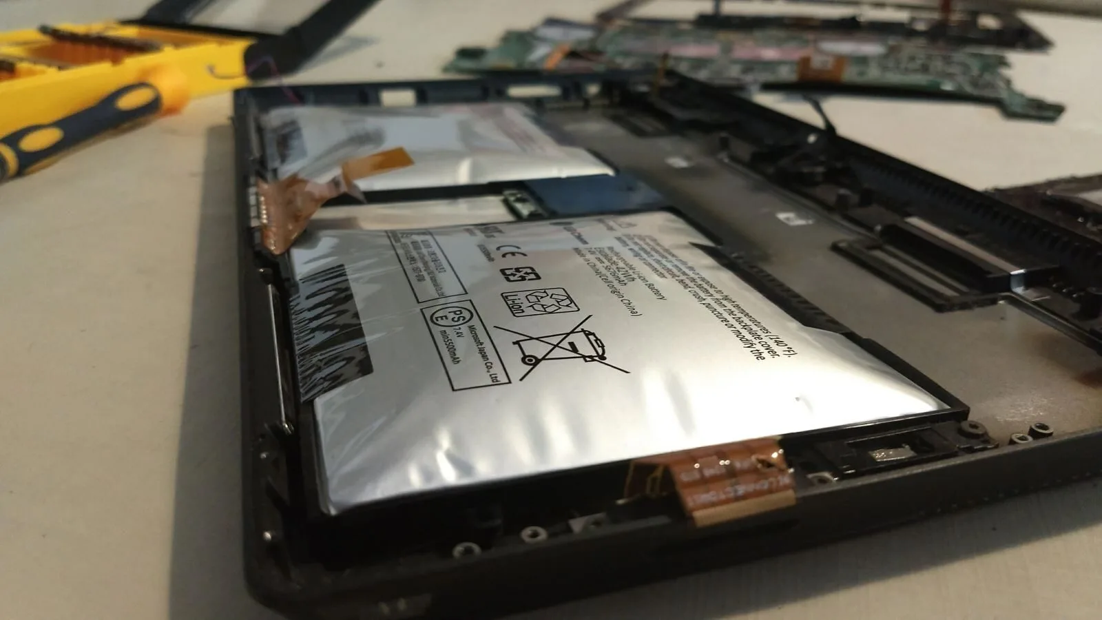 thay pin surface 2