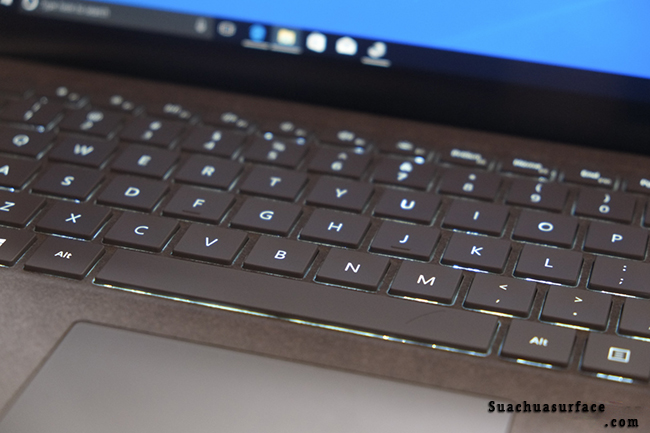 Surface Pro 4 có đèn phím nhưng không lên màn hình