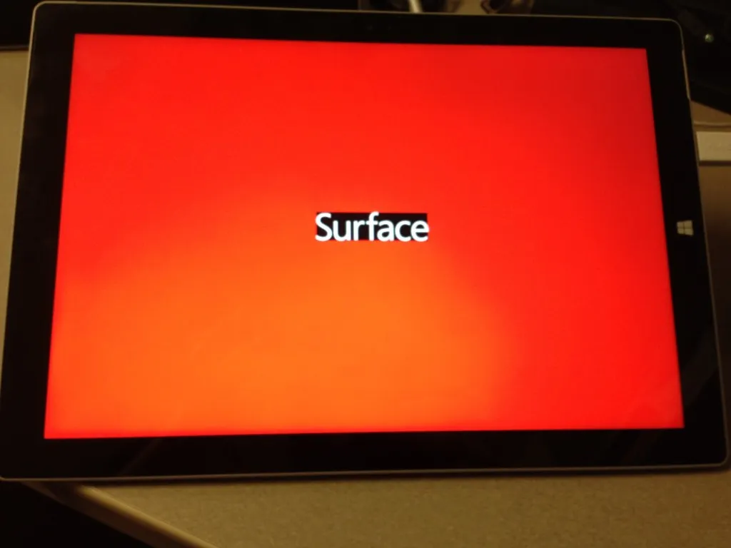 Surface pro 5, pro 6 lên logo xong tắt (1)